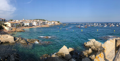 Poster - Wide view of a coastal area with houses and the sea with boats