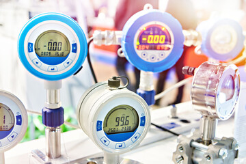 Electronic digital pressure gauge for precision measurements