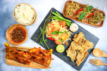 Wall Mural - Papaya Salad with Grilled Chicken