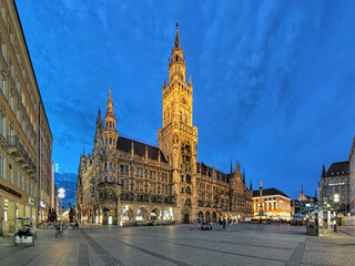 Wall Mural - New Town Hall on Marienplatz square of Munich in evening, Germany