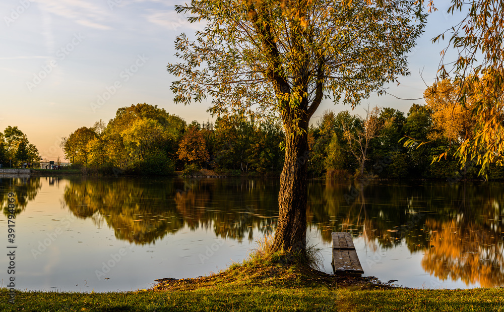 Obraz na płótnie Beautiful autumn colours during sunset at Vestecky rybnik (Vestec pond) near Prague. w salonie