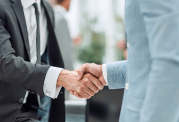 Fototapete - close up. business handshake on the background of the office.