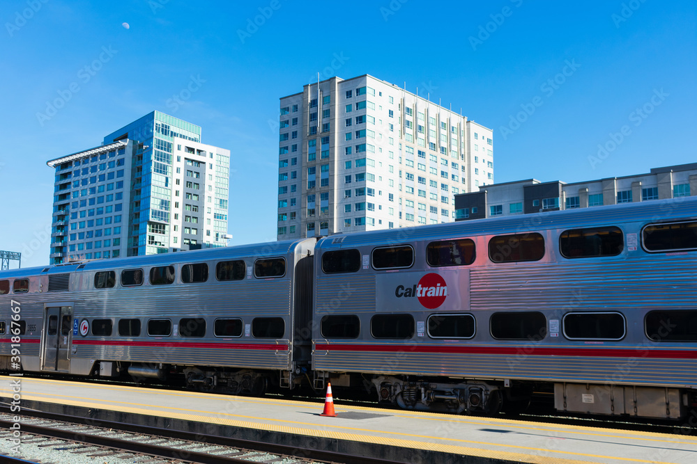 Foto de Stock Caltrain bi-level passenger railcar at empty passenger ...