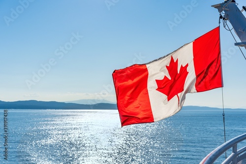 Fotografía canadian flag with Pacific Ocean and islands near Vancouver in the distance