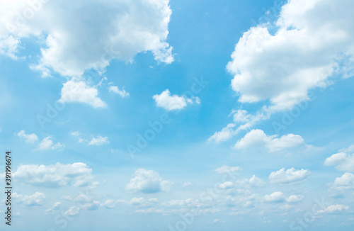 Dekoracja na wymiar  panoramiczny-bialych-podpuchnietych-chmur-i-blekitnego-nieba-w-sloneczny-dzien-w-tle