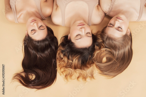 Fotografía Multi ethnic beauty or interracial friendship