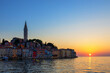Altstadt von Rovinj in Kroatien zum Sonnenuntergang