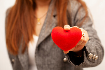 Red heart in hand, Deliver red love to everyone.