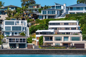 Canvas Print - AUCKLAND, NEW ZEALAND - Nov 08, 2019: Waterfront houses at Bucklands Beach The Parade