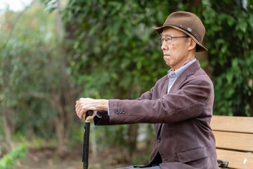 Canvas Print - 公園でベンチに座るシニア男性