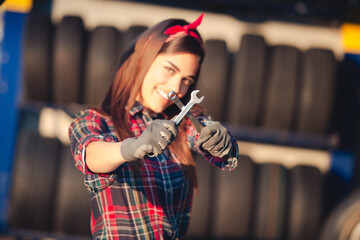 Canvas Print - Girl mechanic ar repair shop