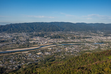 和歌山県紀の川市、龍門山付近から紀ノ川や和泉山脈を空撮。秋。11月。