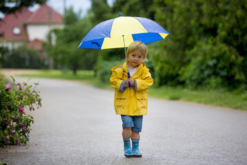 Poster - Mother and toddler child, boy, playing in the rain