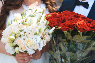 Wall Mural - newlyweds with rose bouquets