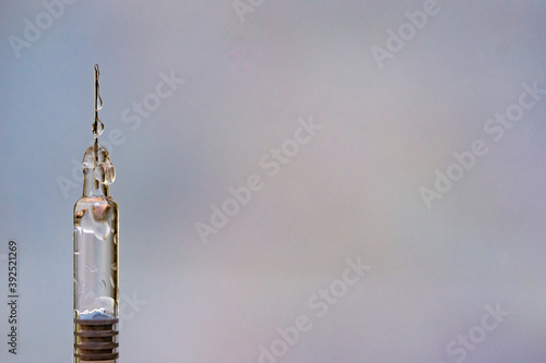 Cuadros en Lienzo l'aiguille d'une seringue couverte d'un liquide transparent