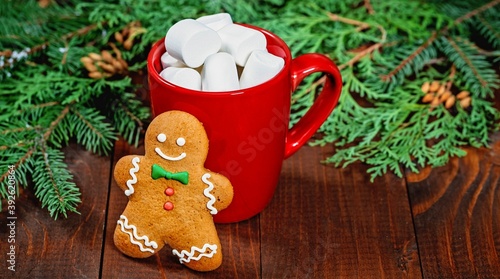 Bonhomme-cookie  avec du chocolat chaud et des marshmallows
