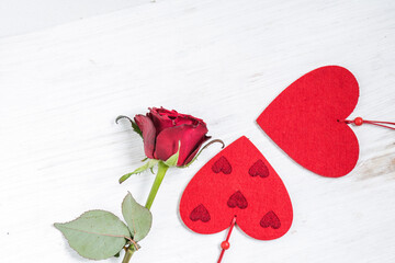 Presentation card with One red rose and two symbolic hearts