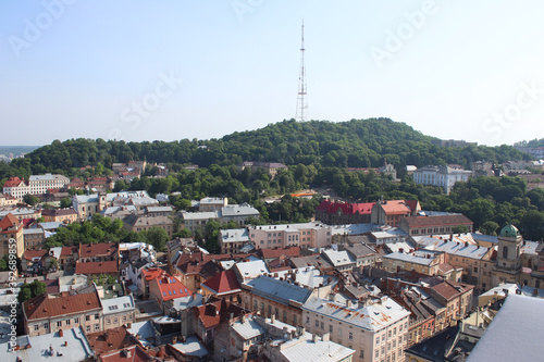 Fotografía View from the height of the City Hall to the buildings and roofs of Lviv