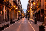 Fototapeta Uliczki - Morgen in Palermo bei aufgehender Sonne in der Altstadt auf Sizilien in Italien, Europa