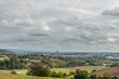 Bild einer Panorama Stadtansicht der Stadt Regensburg in Bayern und der Landschaft mit Felder und Wiesen, Deutschland