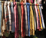 Fototapeta  - Fulares y pañuelos de colores brillantes para la venta en un mercadillo al aire libre