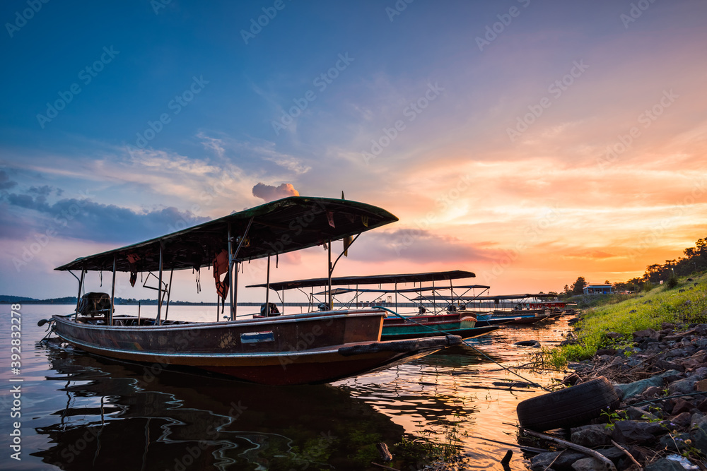 Passenger boats for tourism are parked in the river - obrazy, fototapety, plakaty 