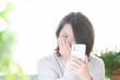 © kapinon - スマホの連絡に衝撃を受ける30代～40代の日本人の主婦(女性)コピースペースあり