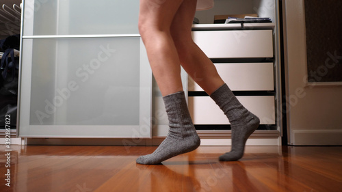 Fotomural Dancing Woman Doing a Moonwalk Move