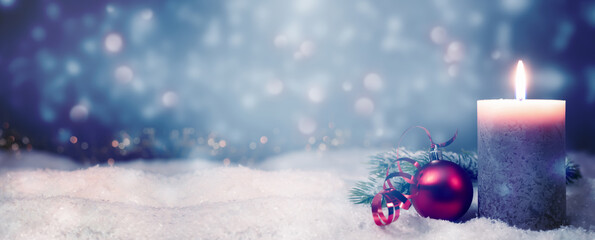 weihnachtlicher kerzenschein in nächtlicher schneelandschaft, weihnachtsdekoration hintergrund konzept banner mit freiraum