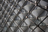 Fototapeta  - Zbliżenie na konstrukcję z metalu i szkła