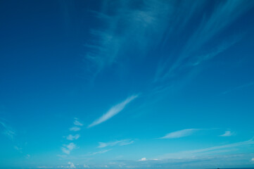 CIELO BLU CON NUVOLE BIANCHE