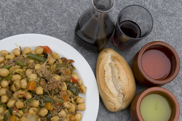 Plato de ropa vieja en un restaurante de Canarias