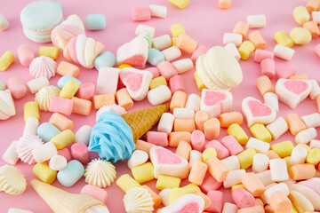 Poster - Top view closeup of colorful marshmallows, macaroons isolated on a pink background