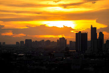 Panorama view of panoramic city views, overlooking a wide range of high-rise buildings, blurred breezes, residential distribution (condominiums, offices, expressways)