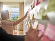© Christian Vorhofer/Westend61 - Colleagues collecting ideas on sticky notes at the wall