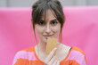 © Joseffson/Westend61 - Woman holding credit card