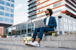 © JOSEP M ROVIROSA/Westend61 - Spain, Barcelona, young businessman sitting outdoors in the city working on laptop