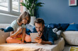 © Kniel Synnatzschke/Westend61 - Father and son watching a movie on tablet at home