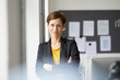 © Rainer Berg/Westend61 - Attractive businesswoman standing in office with arms crossed
