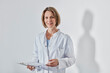 © Roger Richter/Westend61 - Portrait of female doctor with anamnesis questionnaire