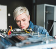 © UWE_UMSTAETTER/Westend61 - Woman examining computer equipment