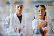 © Dangubic/Westend61 - Young man and woman working together in laboratory