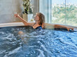 © Zeljko Dangubic/Westend61 - Senior woman chilling in swimming pool at health spa