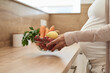 Schwangere Frau mit Gemüse in der Küche, Closeup