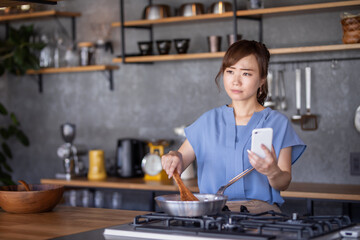 Poster - キッチンにいる女性
