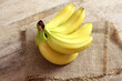 banane sur une table en bois