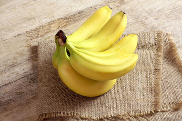 Wall Mural - banane sur une table en bois