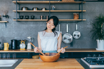 料理作りに疲れる女性
