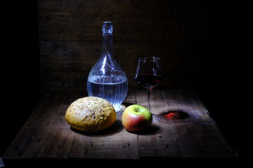 pane fotografato in stile caravaggesco. Cibo su sfondo in legno. Foto ricostruisce la luce caravaggesca