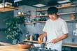 © buritora - 料理する男性